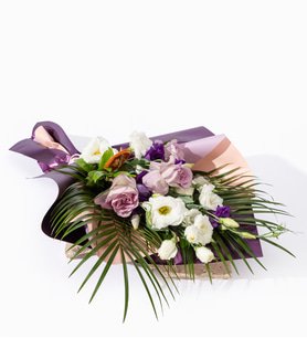 Mor Buket Kağıdında Beyaz Lisyantuslar