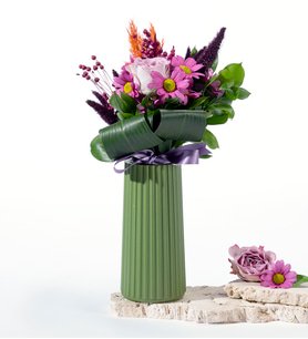 Yeşil Çizgili Vazoda Lila Gül ve Aspidistra